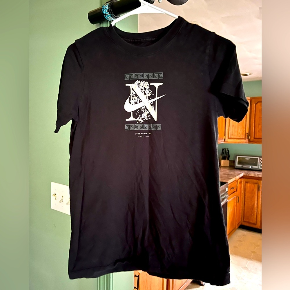 Nike front logo black/white boys tee